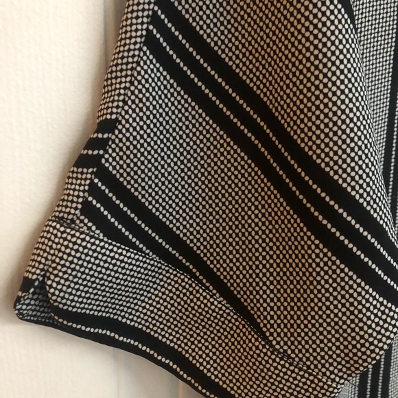 ⭐️3/for 30$⭐️ Forever 21 black and white top - Picture 3 of 3